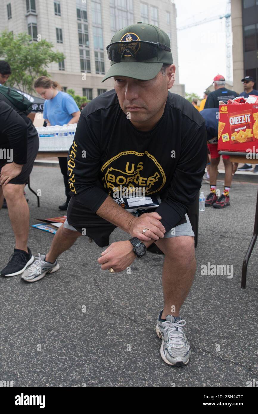 La dogana degli Stati Uniti e la protezione delle frontiere onora gli ufficiali e gli agenti che hanno pagato il sacrificio ultimo per la nazione partecipando ad un 5k unito corrono nel loro onore a Washington, D.C il 12 maggio 2018. L'Ufficio delle operazioni sul campo è stato uno degli sponsor della gara. Foto Stock