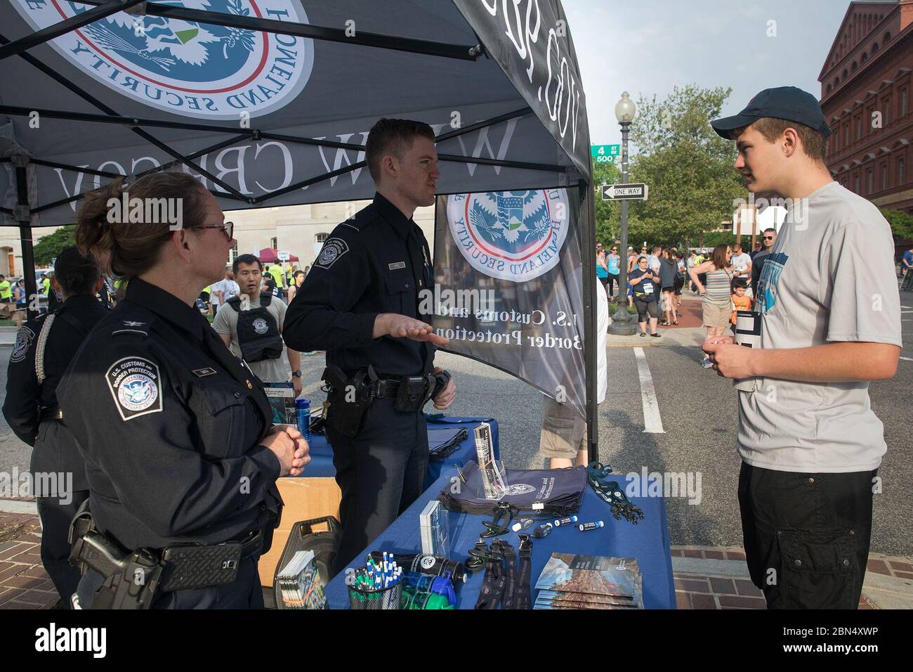 Il 12 maggio 2018, la U.S. Customs and Border Protection (CBP) ha tenuto una corsa di 5K a Washington, D.C. per onorare gli ufficiali e gli agenti che hanno pagato l'ultimo sacrificio per il loro servizio. L'evento faceva parte della National Police Week ed era sponsorizzato dall'Office of Field Operations. Foto Stock