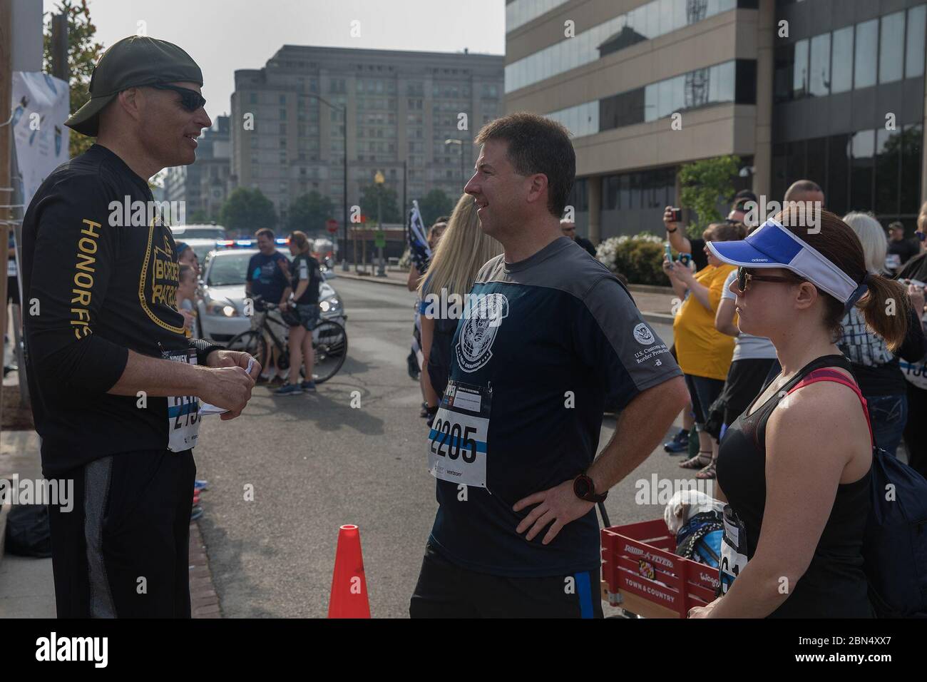 La dogana degli Stati Uniti e la protezione delle frontiere onora gli ufficiali e gli agenti che hanno pagato il sacrificio ultimo per la nazione partecipando ad un 5k unito corrono nel loro onore a Washington, D.C il 12 maggio 2018. L'Ufficio delle operazioni sul campo è stato uno degli sponsor della gara. Foto Stock