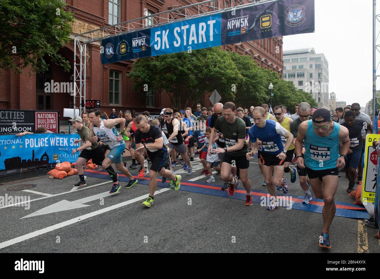 La dogana degli Stati Uniti e la protezione delle frontiere onora gli ufficiali e gli agenti che hanno pagato il sacrificio ultimo per la nazione partecipando ad un 5k unito corrono nel loro onore a Washington, D.C il 12 maggio 2018. L'Ufficio delle operazioni sul campo è stato uno degli sponsor della gara. Foto Stock
