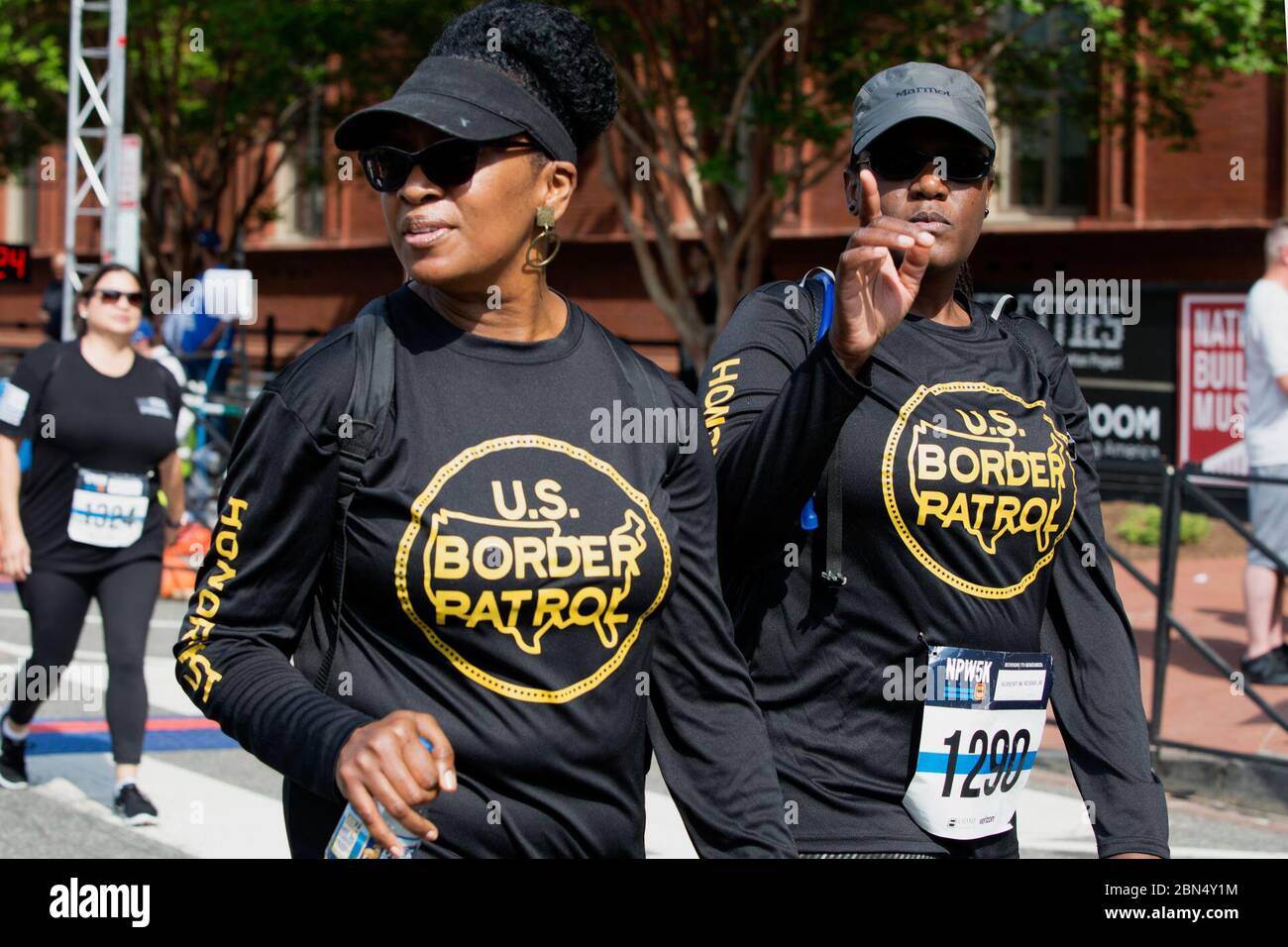 La dogana degli Stati Uniti e la protezione delle frontiere onora gli ufficiali e gli agenti che hanno pagato il sacrificio ultimo per la nazione partecipando ad un 5k unito corrono nel loro onore a Washington, D.C il 12 maggio 2018. L'Ufficio delle operazioni sul campo è stato uno degli sponsor della gara. Foto Stock