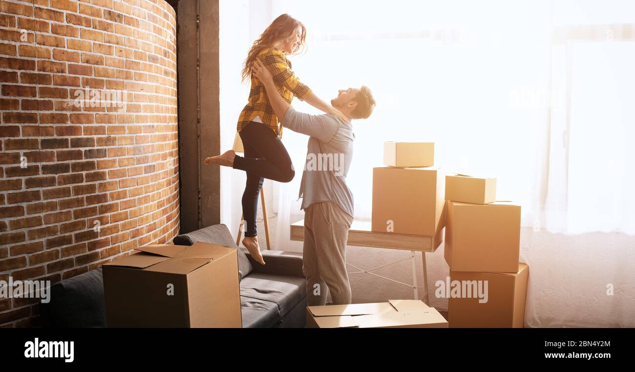 Felice coppia hanno per spostare e organizzare tutti i pacchetti. Concetto di successo, modificare la positività e il futuro Foto Stock