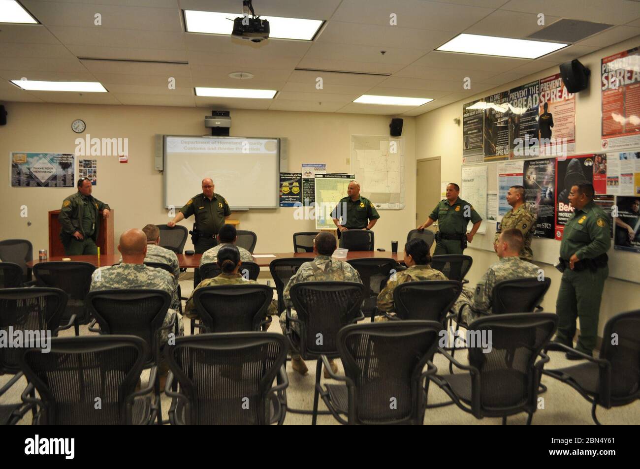 La Guardia Nazionale i soldati ricevano un briefing di comandanti di stazione sul loro primo giorno alla stazione Falfurrias. Foto Stock