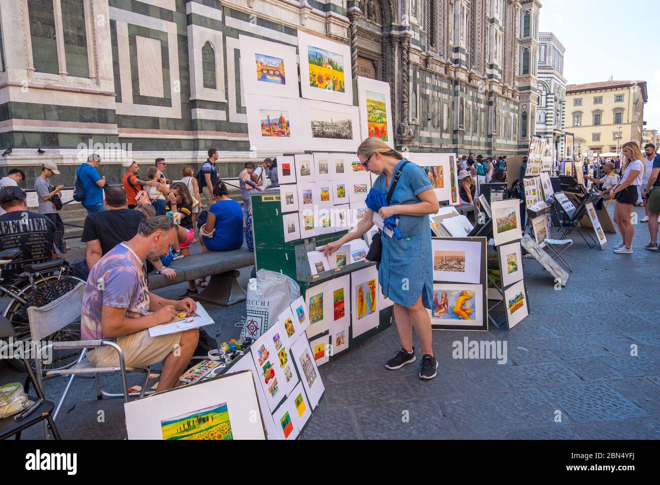 Firenze, Italia - 16 agosto 2019: Artisti dipingono e vendono i loro dipinti presso la Cattedrale di Santa Maria del Fiore a Firenze, Toscana, Italia Foto Stock