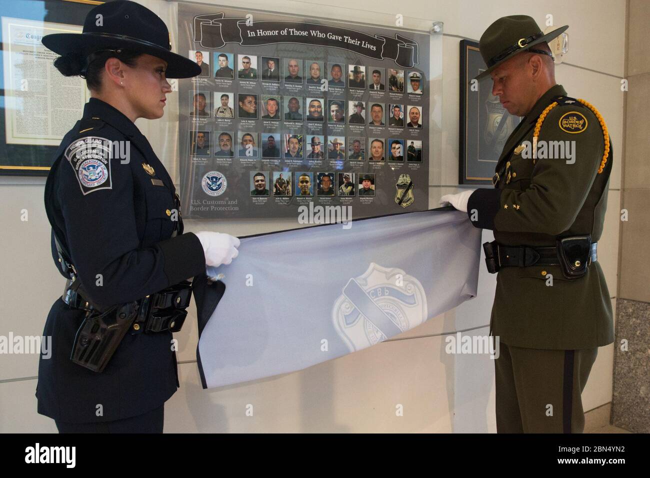 Il 16 maggio 2018, la U.S. Customs and Border Protection tenne una cerimonia del Valor Memorial Day presso il quartier generale della CBP a Washington, D.C., in onore degli agenti caduti e degli ufficiali che fecero l'ultimo sacrificio nella linea di servizio. La cerimonia ha anche reso omaggio alle famiglie di questi eroi. Foto Stock