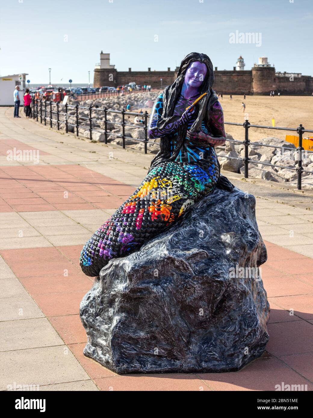 Statua della Sirenetta dei ricordi, passeggiata di New Brighton, Wallasey. Una delle 6 sculture di Barry Canning-Eaton. Foto Stock