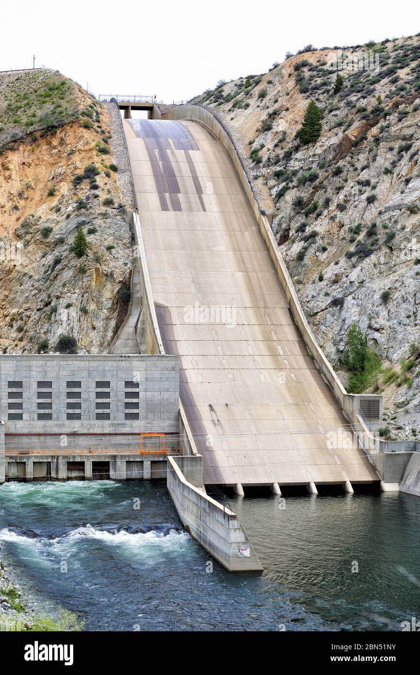 La fuoriuscita di traboccamento presso la diga Anderson Dam, una diga di tipo rockfill sulla biforcazione sud del fiume Boise, nella contea di Elmore, Idaho vicino a Boise Idaho. Foto Stock