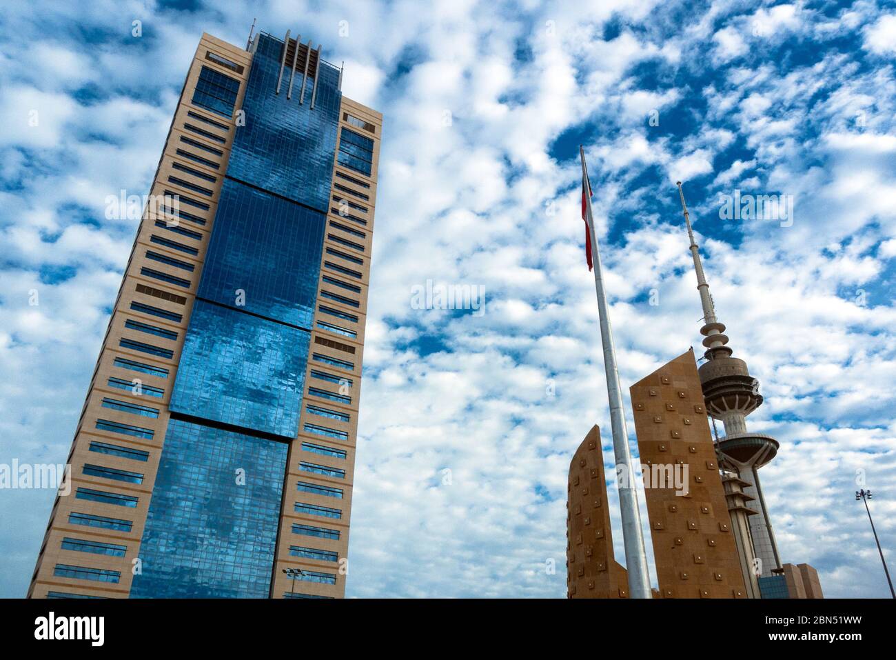 Kuwait città, Kuwait: Un grattacielo e la torre del ministero delle comunicazioni nel centro della città di Kuwait Foto Stock
