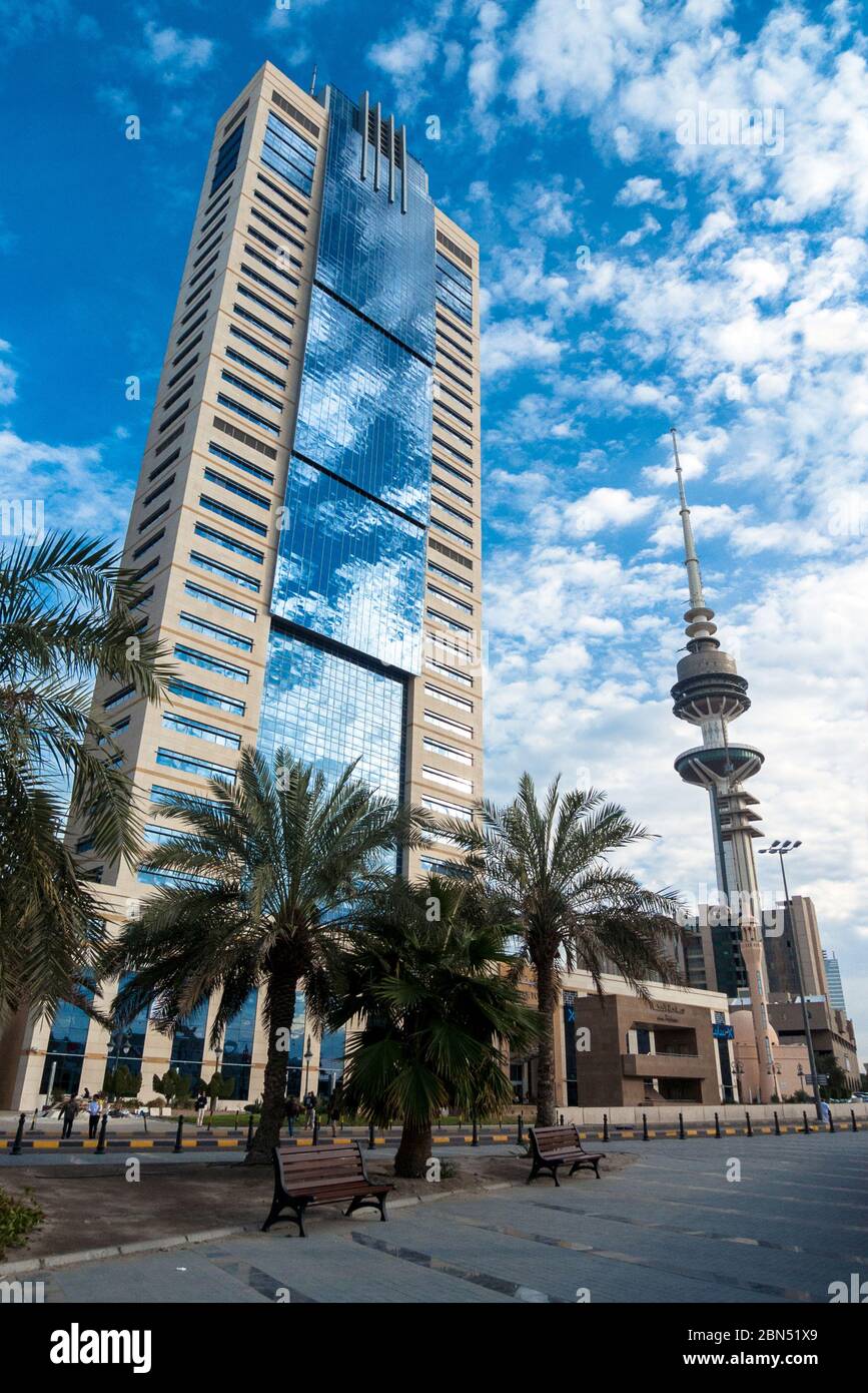 Kuwait città, Kuwait: Un grattacielo e la torre del ministero delle comunicazioni nel centro della città di Kuwait Foto Stock