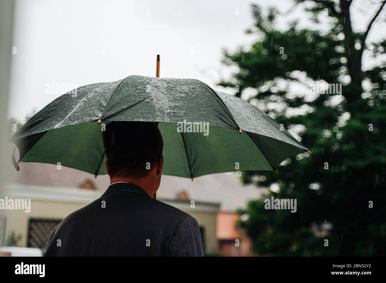 foto di un uomo che tiene un ombrello Foto Stock