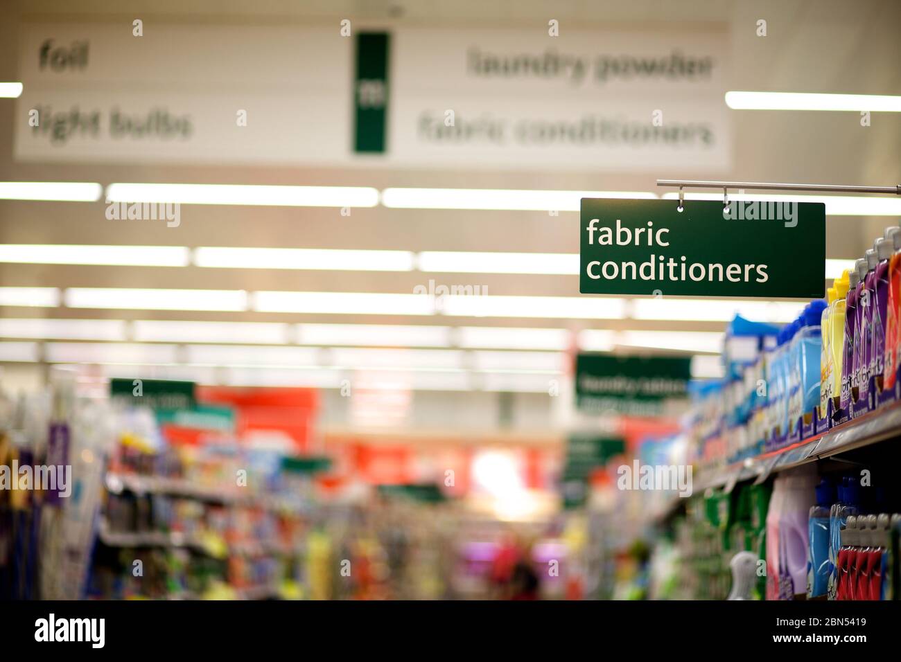 Sezione domestica di un supermercato con condizionatori di tessuti Foto Stock