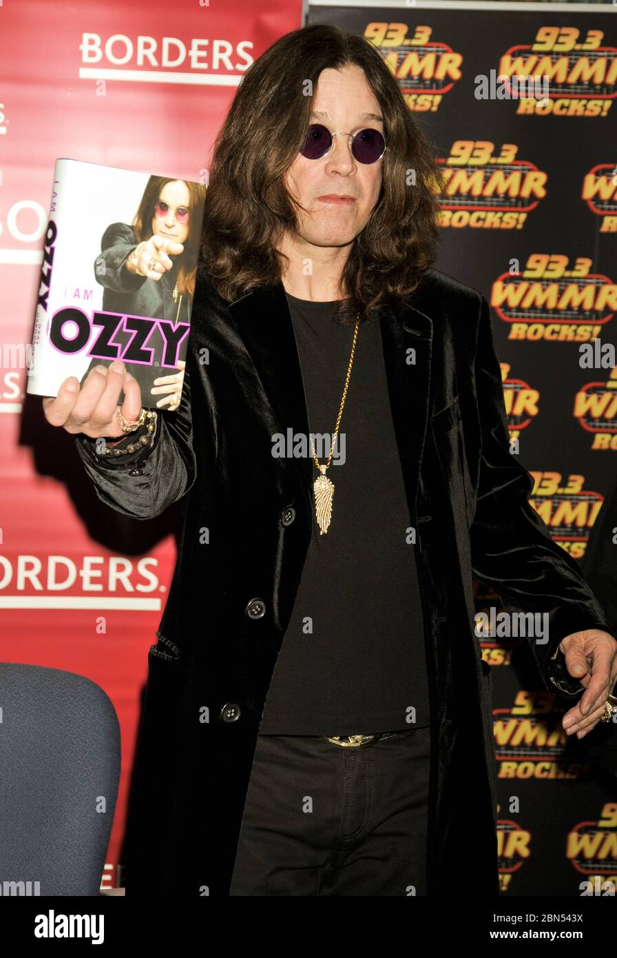 PHILADELPHIA, PA, USA - 27 GENNAIO 2010: Ozzy Osbourne firma il suo nuovo libro 'i am Ozzy' at Borders. ©2010 Paul J. Froggatt/FamousPixs/Alamy Stock Photo Foto Stock