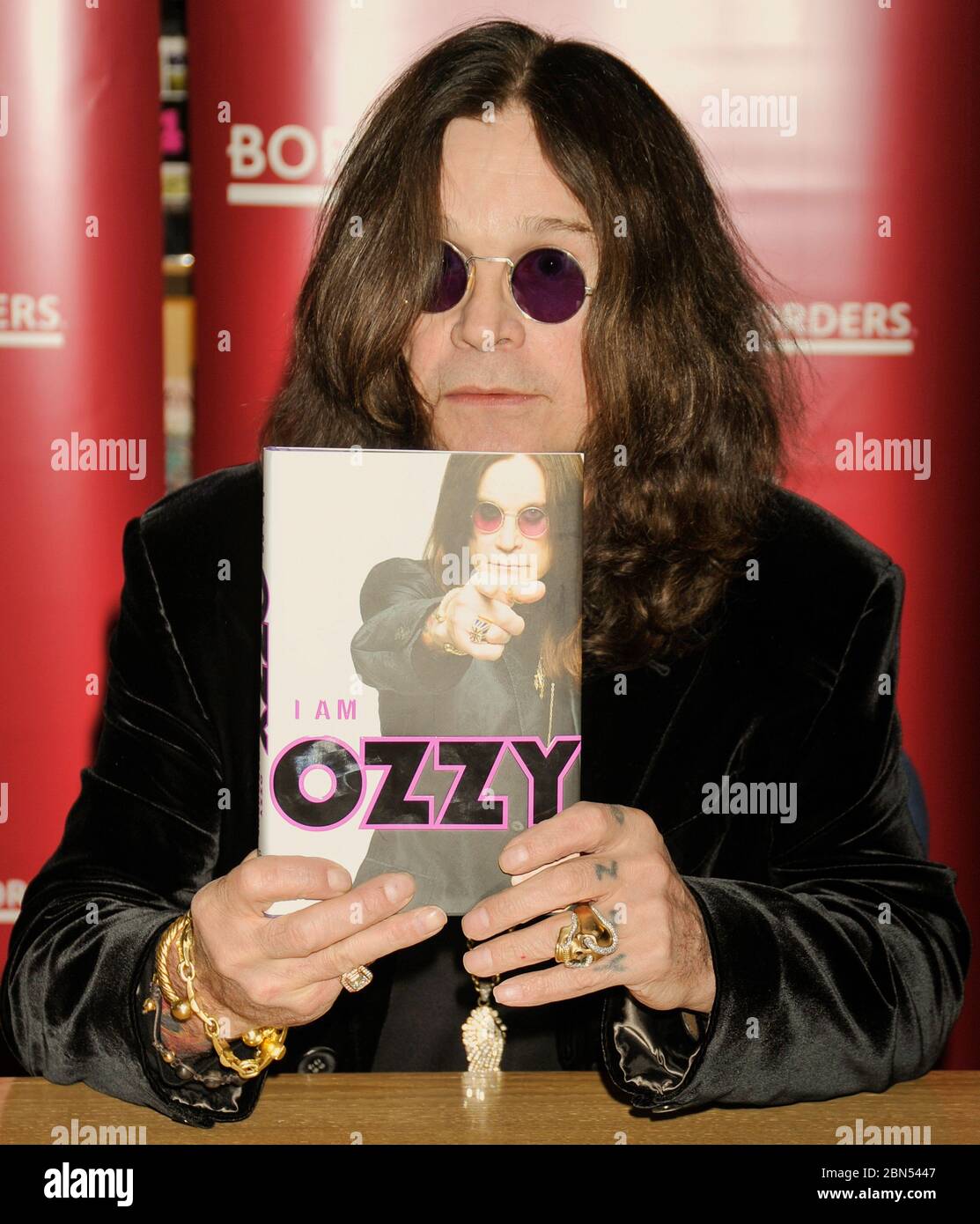 PHILADELPHIA, PA, USA - 27 GENNAIO 2010: Ozzy Osbourne firma il suo nuovo libro 'i am Ozzy' at Borders. ©2010 Paul J. Froggatt/FamousPixs/Alamy Stock Photo Foto Stock
