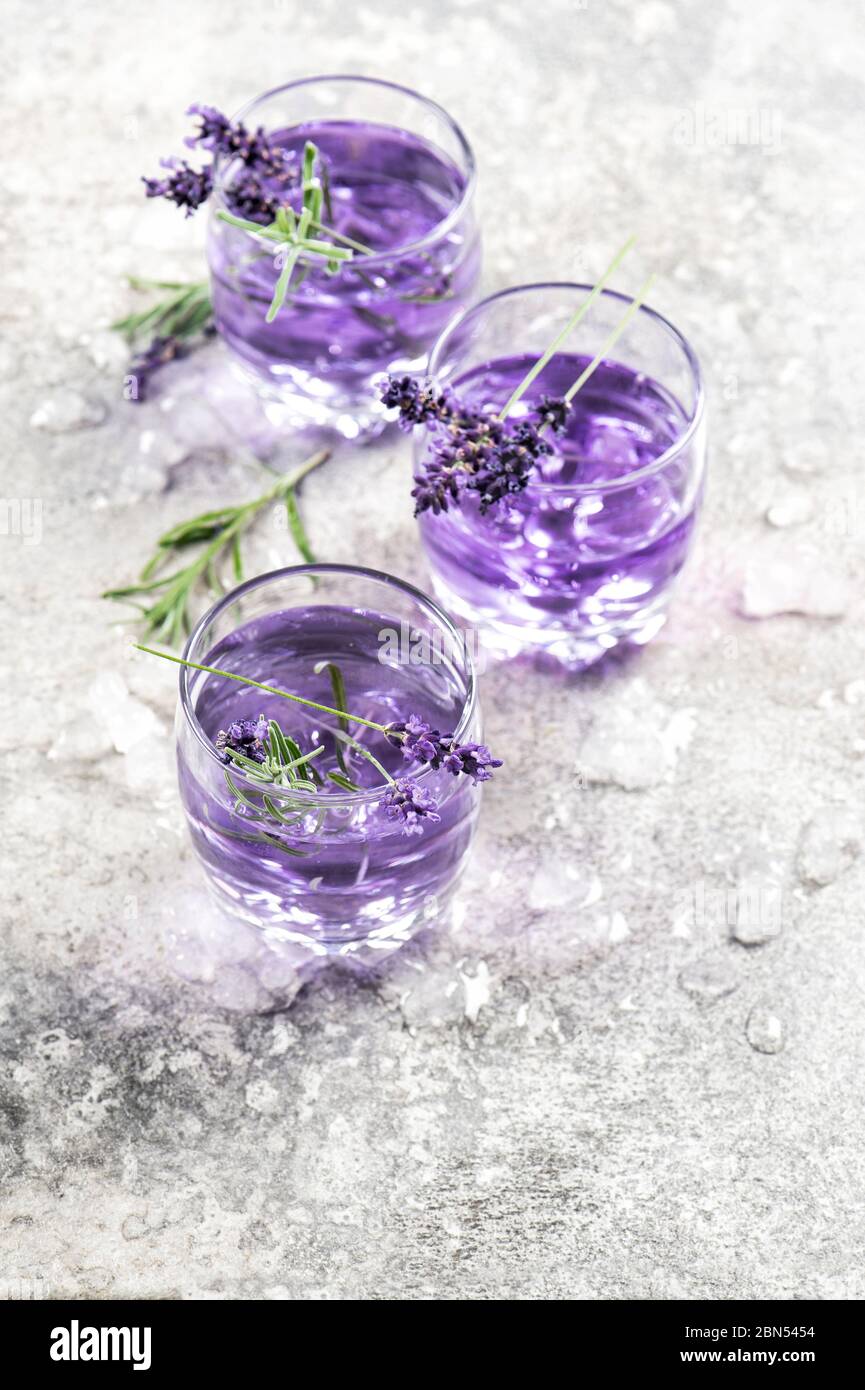 Bevanda di lavanda. Limonata estiva tonik. Floreale fino alla vita Foto Stock