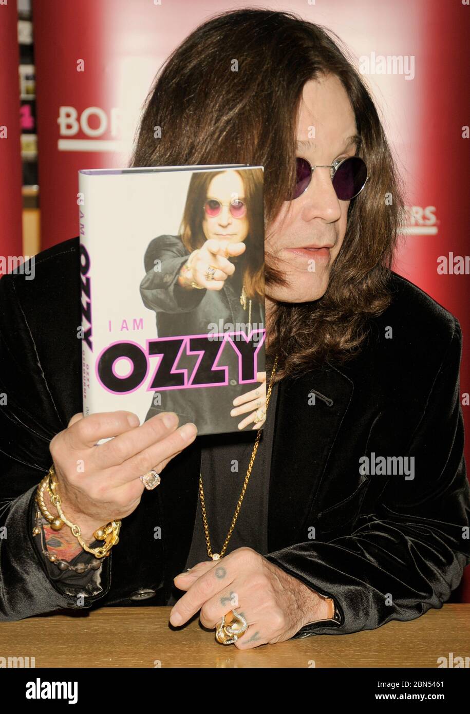 PHILADELPHIA, PA, USA - 27 GENNAIO 2010: Ozzy Osbourne firma il suo nuovo libro 'i am Ozzy' at Borders. ©2010 Paul J. Froggatt/FamousPixs/Alamy Stock Photo Foto Stock