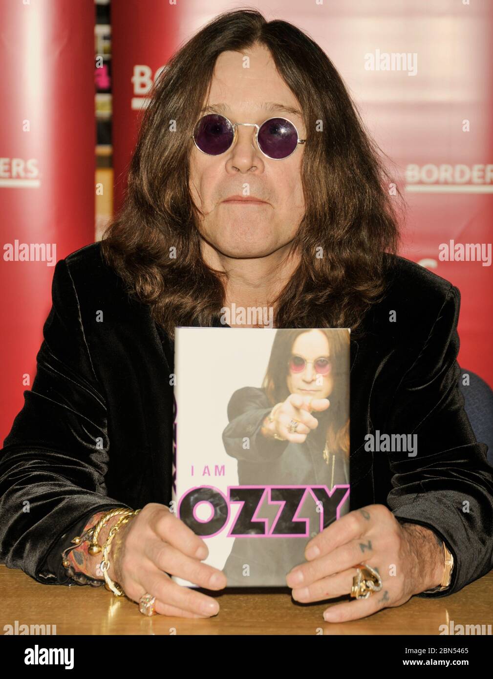 PHILADELPHIA, PA, USA - 27 GENNAIO 2010: Ozzy Osbourne firma il suo nuovo libro 'i am Ozzy' at Borders. ©2010 Paul J. Froggatt/FamousPixs/Alamy Stock Photo Foto Stock
