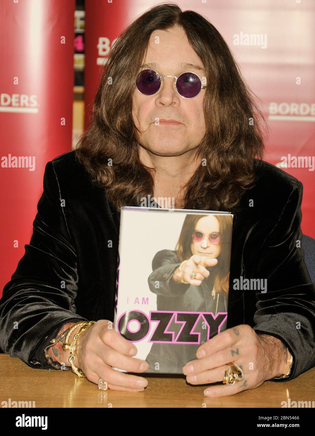 PHILADELPHIA, PA, USA - 27 GENNAIO 2010: Ozzy Osbourne firma il suo nuovo libro 'i am Ozzy' at Borders. ©2010 Paul J. Froggatt/FamousPixs/Alamy Stock Photo Foto Stock