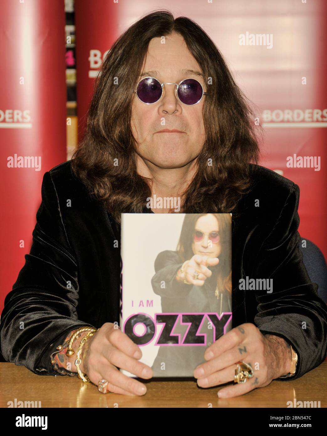 PHILADELPHIA, PA, USA - 27 GENNAIO 2010: Ozzy Osbourne firma il suo nuovo libro 'i am Ozzy' at Borders. ©2010 Paul J. Froggatt/FamousPixs/Alamy Stock Photo Foto Stock