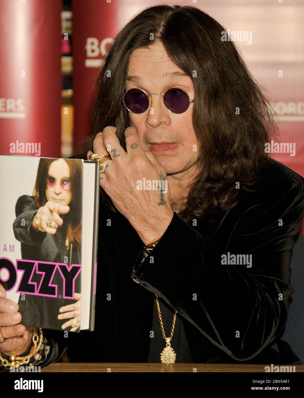 PHILADELPHIA, PA, USA - 27 GENNAIO 2010: Ozzy Osbourne firma il suo nuovo libro 'i am Ozzy' at Borders. ©2010 Paul J. Froggatt/FamousPixs/Alamy Stock Photo Foto Stock