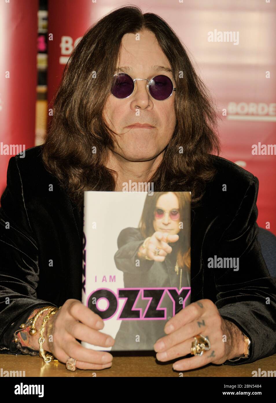 PHILADELPHIA, PA, USA - 27 GENNAIO 2010: Ozzy Osbourne firma il suo nuovo libro 'i am Ozzy' at Borders. ©2010 Paul J. Froggatt/FamousPixs/Alamy Stock Photo Foto Stock
