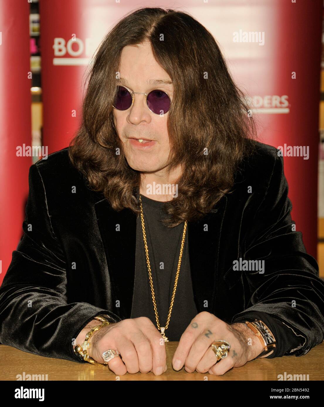 PHILADELPHIA, PA, USA - 27 GENNAIO 2010: Ozzy Osbourne firma il suo nuovo libro 'i am Ozzy' at Borders. ©2010 Paul J. Froggatt/FamousPixs/Alamy Stock Photo Foto Stock
