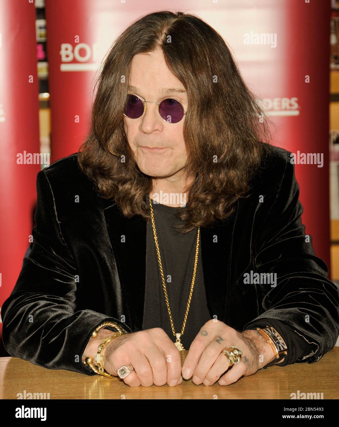PHILADELPHIA, PA, USA - 27 GENNAIO 2010: Ozzy Osbourne firma il suo nuovo libro 'i am Ozzy' at Borders. ©2010 Paul J. Froggatt/FamousPixs/Alamy Stock Photo Foto Stock