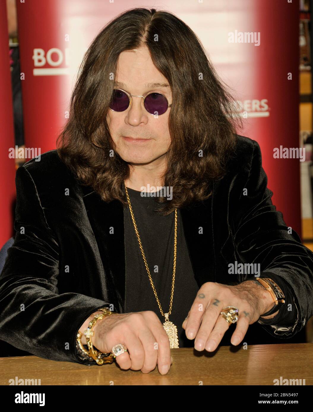 PHILADELPHIA, PA, USA - 27 GENNAIO 2010: Ozzy Osbourne firma il suo nuovo libro 'i am Ozzy' at Borders. ©2010 Paul J. Froggatt/FamousPixs/Alamy Stock Photo Foto Stock