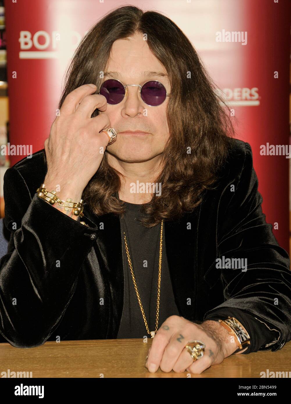 PHILADELPHIA, PA, USA - 27 GENNAIO 2010: Ozzy Osbourne firma il suo nuovo libro 'i am Ozzy' at Borders. ©2010 Paul J. Froggatt/FamousPixs/Alamy Stock Photo Foto Stock