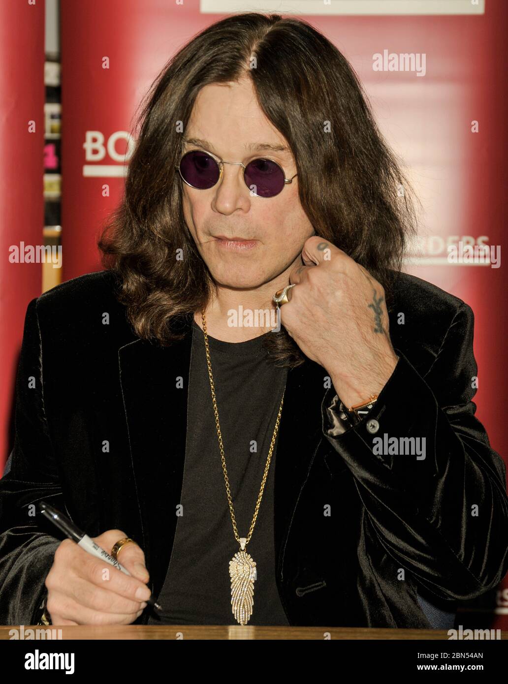 PHILADELPHIA, PA, USA - 27 GENNAIO 2010: Ozzy Osbourne firma il suo nuovo libro 'i am Ozzy' at Borders. ©2010 Paul J. Froggatt/FamousPixs/Alamy Stock Photo Foto Stock
