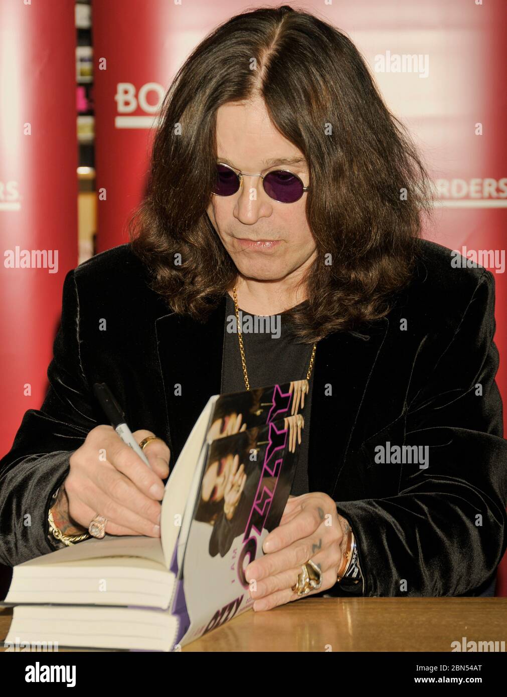 PHILADELPHIA, PA, USA - 27 GENNAIO 2010: Ozzy Osbourne firma il suo nuovo libro 'i am Ozzy' at Borders. ©2010 Paul J. Froggatt/FamousPixs/Alamy Stock Photo Foto Stock