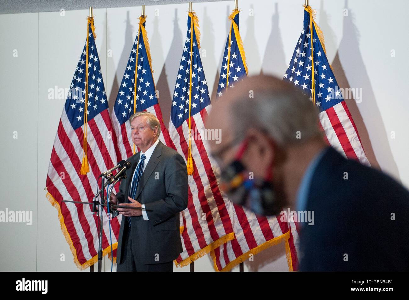 Il senatore degli Stati Uniti Lindsey Graham (repubblicano della Carolina del Sud) offre osservazioni dopo il pranzo della GOP nel palazzo dell'ufficio del Senato di Hart a Capitol Hill a Washington, DC., Martedì, 12 maggio 2020. Credit: Rod Lammey/CNP | utilizzo nel mondo Foto Stock