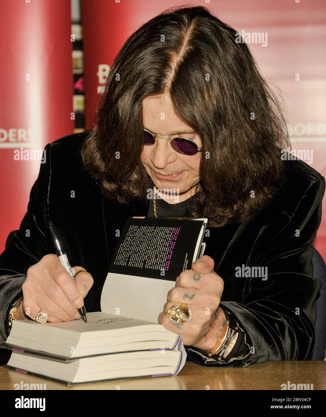 PHILADELPHIA, PA, USA - 27 GENNAIO 2010: Ozzy Osbourne firma il suo nuovo libro 'i am Ozzy' at Borders. ©2010 Paul J. Froggatt/FamousPixs/Alamy Stock Photo Foto Stock