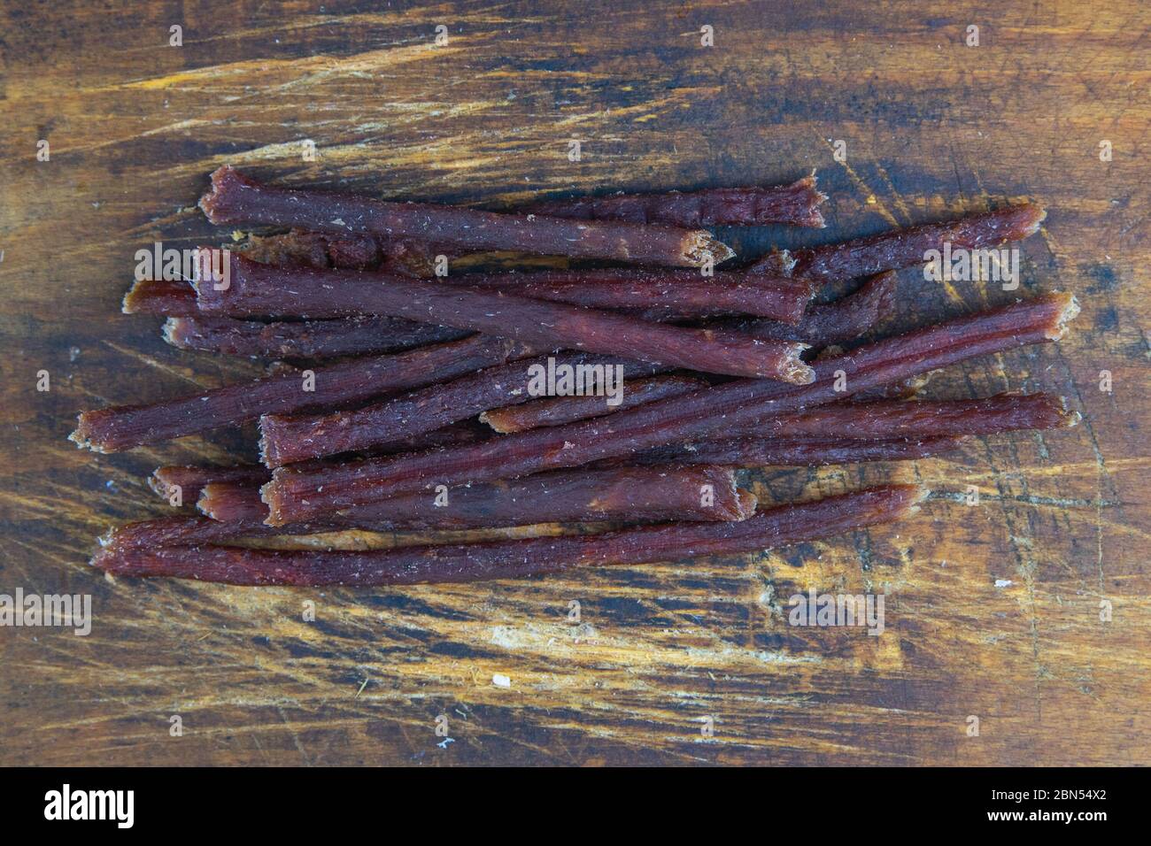 Spuntino di caviale di pesce isolato su sfondo di legno. Snack Pesce alla birra. Primo piano Foto Stock