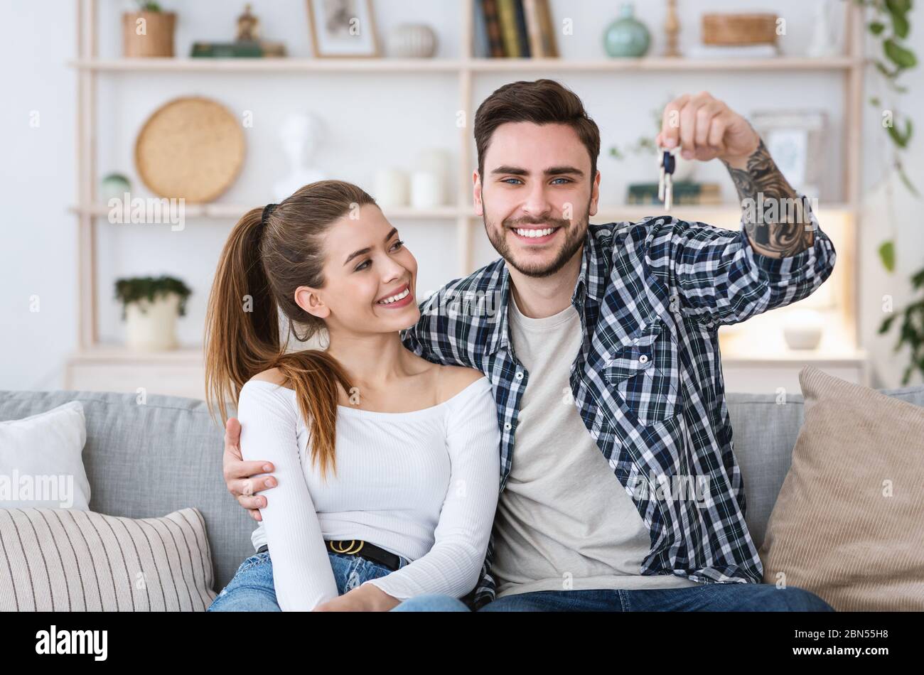 Famiglia gioire in nuovo appartamento. Ragazzo con la ragazza che tiene le chiavi. Foto Stock