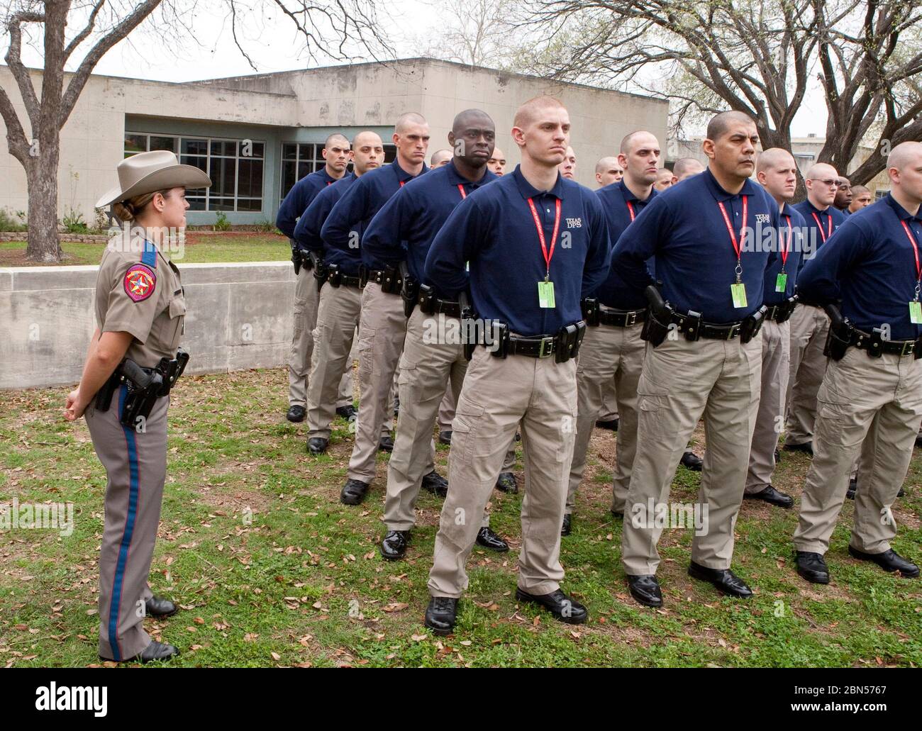 Austin, Texas USA, 12 gennaio 2012: Il gruppo dell'agente del Dipartimento della pubblica sicurezza del Texas assume uno stand all'attenzione durante l'esercizio di formazione. ©Marjorie Kamys Cotera/Daemmrich Photography Foto Stock