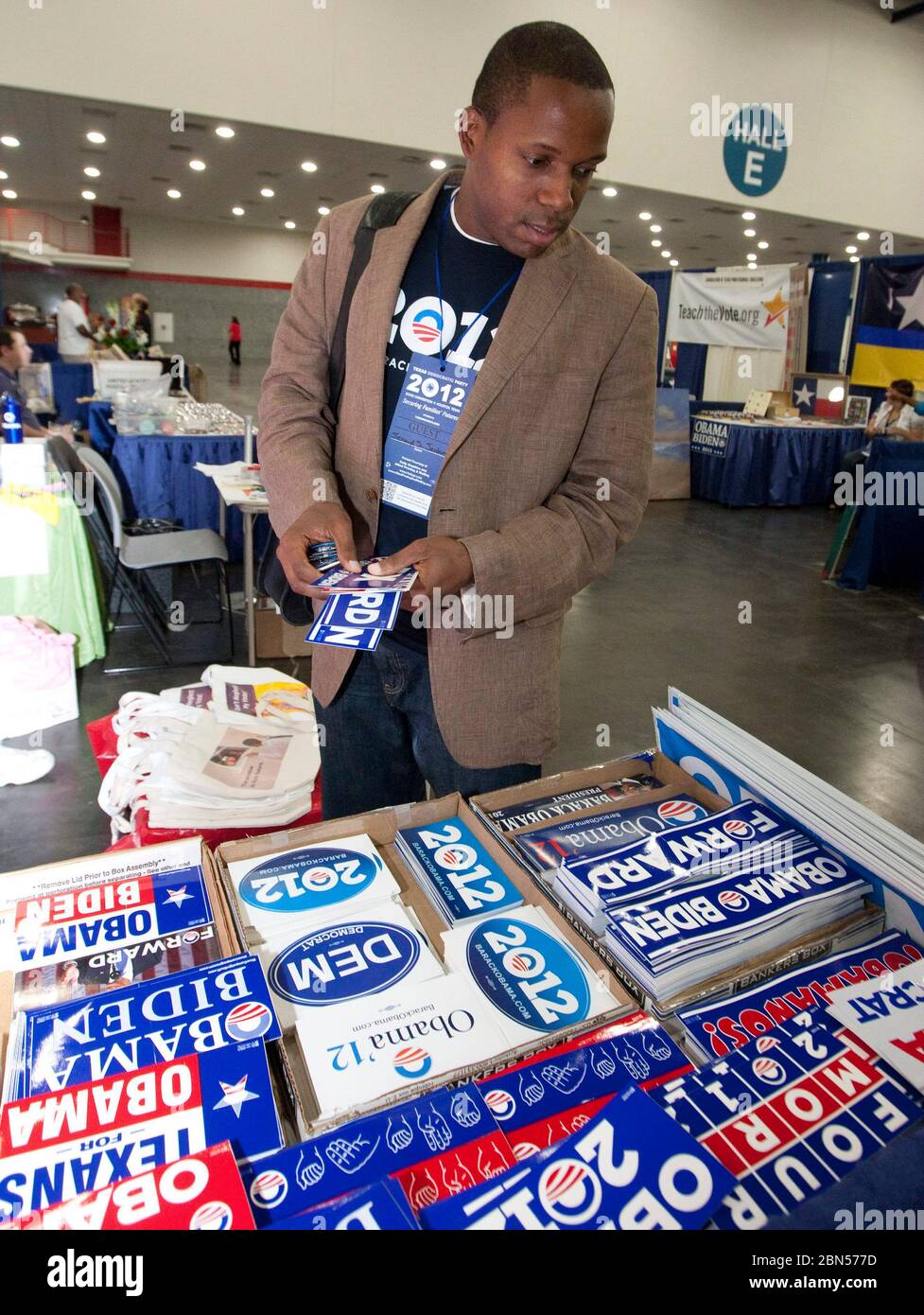 Houston, Texas USA, 9 giugno 2012: Il giovane uomo nero guarda i pulsanti politici e le paraphernalia in vendita alla fiera che si tiene durante la Texas state Democratic Convention. ©Marjorie Kamys Cotera/ Daemmrich Photography Foto Stock