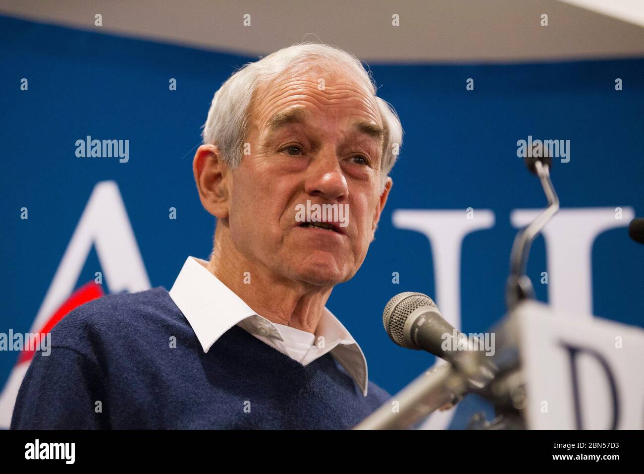 Rock Hill South Carolina USA, gennaio 17 2012: Ron Paul, candidato alla nomina presidenziale repubblicana, fa una sosta in un hotel pieno di sostenitori. Paul spera in un secondo posto in mostra nella primaria del South Carolina il sabato. ©Bob Daemmrich Foto Stock