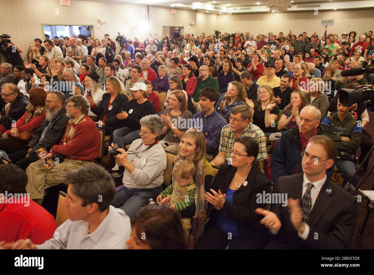 Greenville South Carolina USA, gennaio 17 2012: I membri di una grande folla applaudono educatamente come Texas Gov. Rick Perry (non illustrato), un candidato per la nomina presidenziale repubblicana, parla alla Risposta, un incontro di preghiera evangelica, mentre continua la sua lunga offerta per la primaria repubblicana per il presidente degli Stati Uniti. Perry, che ha ospitato un evento simile a Houston nel mese di agosto, vede la Carolina del Sud come un must-win nella sua candidatura per la nomina repubblicana. © Bob Daemmrich Foto Stock