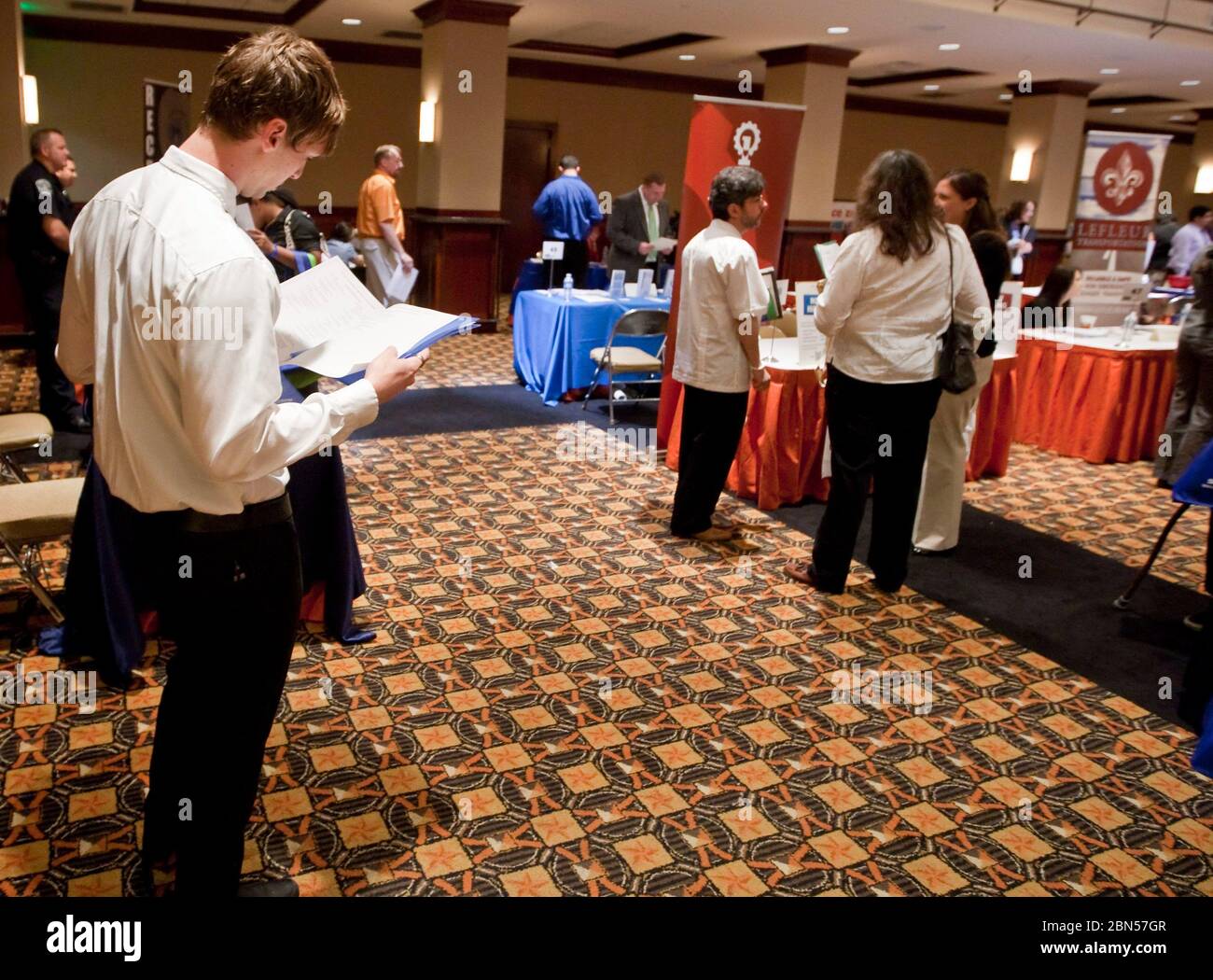 Austin, Texas USA, 10 aprile 2012: I cercatori di lavoro si affollano alla fiera del lavoro, pronti a compilare le domande di impiego e presentare i resumes per i datori di lavoro potenziali. ©Marjorie Kamys Cotera/Daemmrich Photography Foto Stock