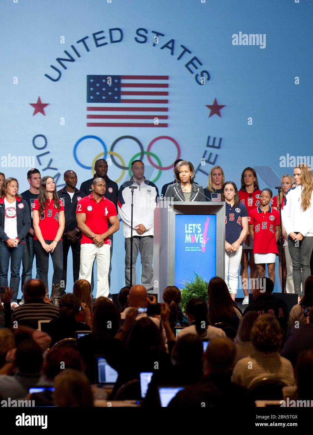 Dallas Texas USA, 2012 maggio: First Lady of the United States Michelle Obama parla al Summit dei Media Olimpici degli Stati Uniti insieme a diversi atleti sul palco. Marjorie Kamys Fotografia Cotera/Daemmrich Foto Stock