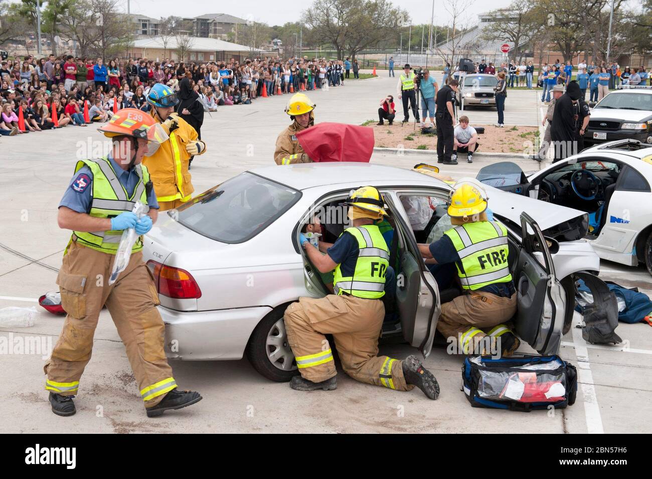Austin Texas USA, marzo 8 2012: Gli studenti delle scuole superiori guardano come il personale delle forze dell'ordine, i soccorritori e i volontari degli studenti creano il docudramma "Shattered Dreams", dove un incidente automobilistico simulato che coinvolge gli adolescenti dimostra le conseguenze mortali del consumo di alcolici e della guida da parte di minori. ©Bob Daemmrich Foto Stock