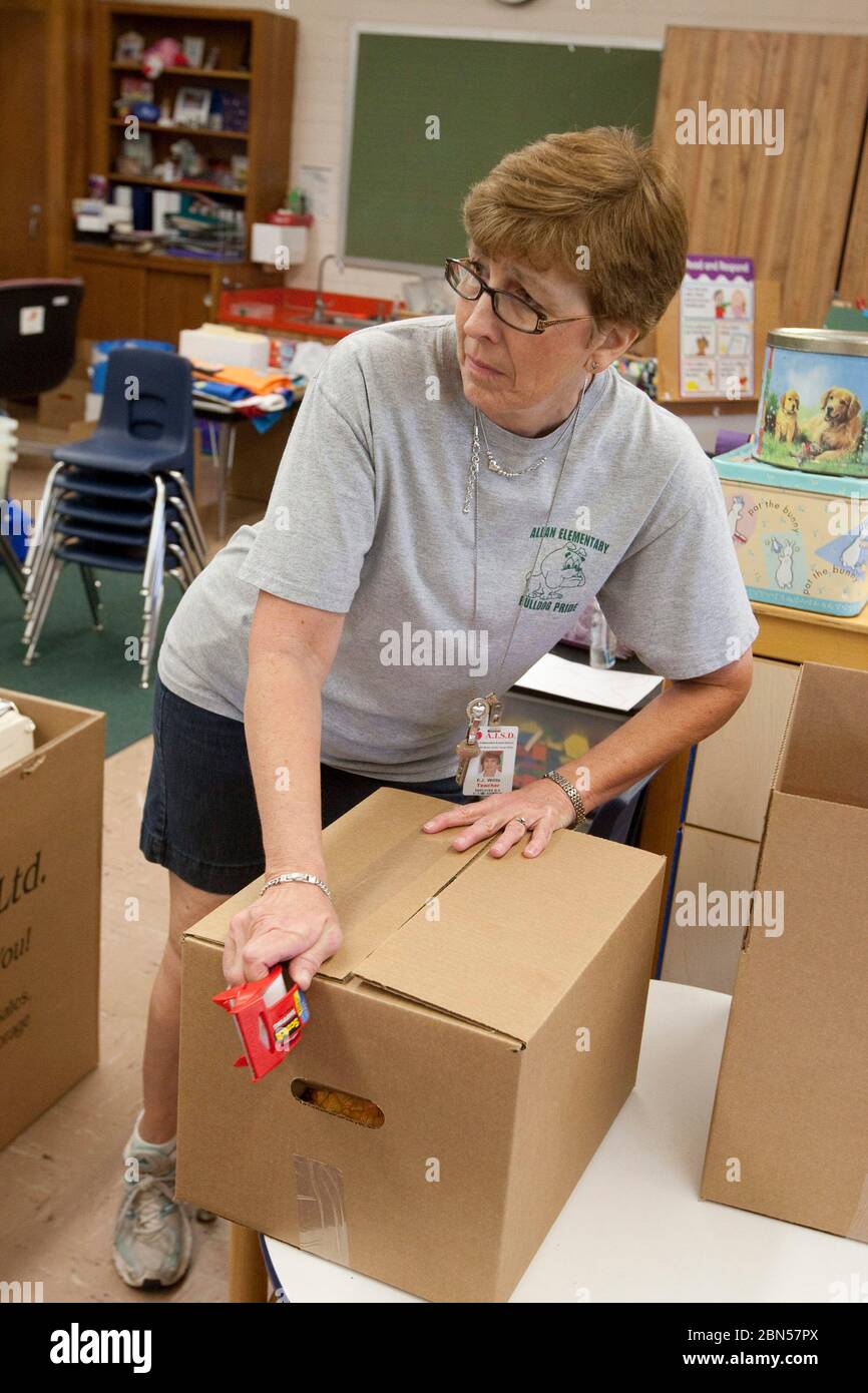Austin Texas USA, giugno 2012: L'insegnante confeda materiale e libri all'Allen Elementary alla fine dell'anno scolastico. L'edificio diventerà la prima scuola di charter nel prossimo semestre, quindi tutto deve essere eliminato. ©Marjorie Kamys Cotera/Daemmrich Photography Foto Stock