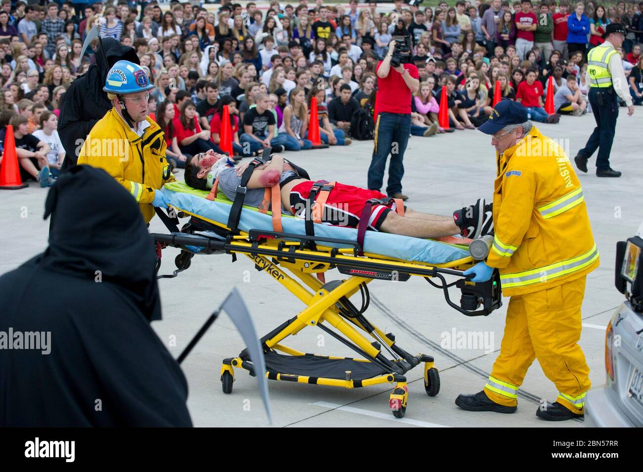 Austin Texas USA, marzo 8 2012: Gli studenti delle scuole superiori guardano come il personale delle forze dell'ordine, i soccorritori e i volontari degli studenti creano il docudramma "Shattered Dreams", dove un incidente automobilistico simulato che coinvolge gli adolescenti dimostra le conseguenze mortali del consumo di alcolici e della guida da parte di minori. ©Bob Daemmrich Foto Stock