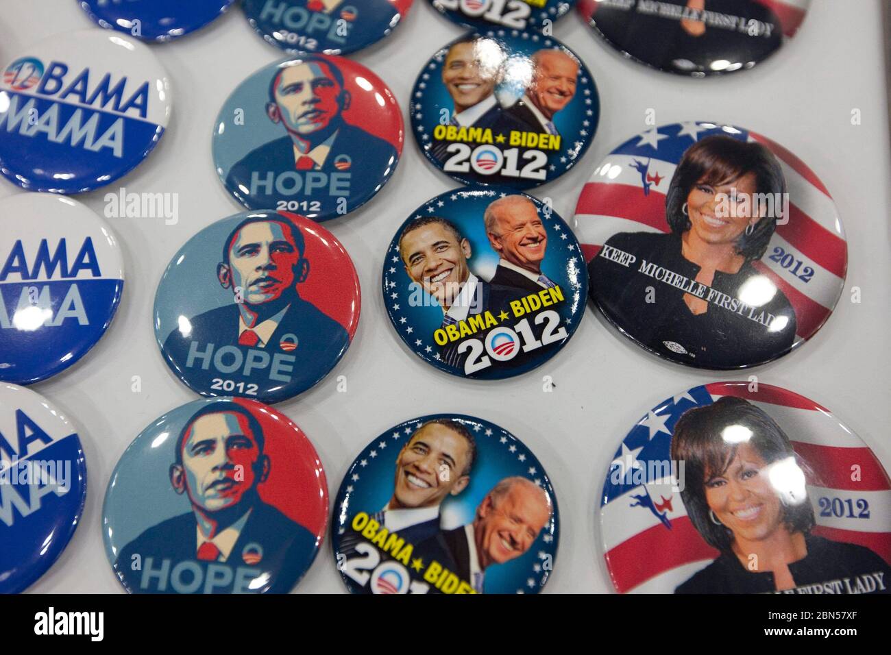 Houston, Texas USA, giugno 9 2012: Pulsanti per la campagna politica in vendita in uno stand al piano fieristico della Texas state Democratic Convention. ©Marjorie Kamys Cotera/Daemmrich Photography Foto Stock