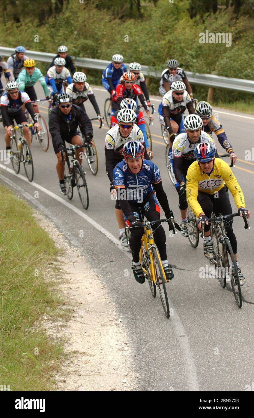 Austin, Texas USA, 26 ottobre 2003: Vincitore del cinque volte Tour de France, Lance Armstrong guida un pacchetto di piloti d'élite in un trekking di 40 km durante il Ride for the Roses della Lance Armstrong Foundation a beneficio della ricerca sul cancro. Migliaia di piloti provenienti da tutti gli Stati Uniti hanno seguito Armstrong durante tre giorni di eventi. ©Bob Daemmrich Foto Stock