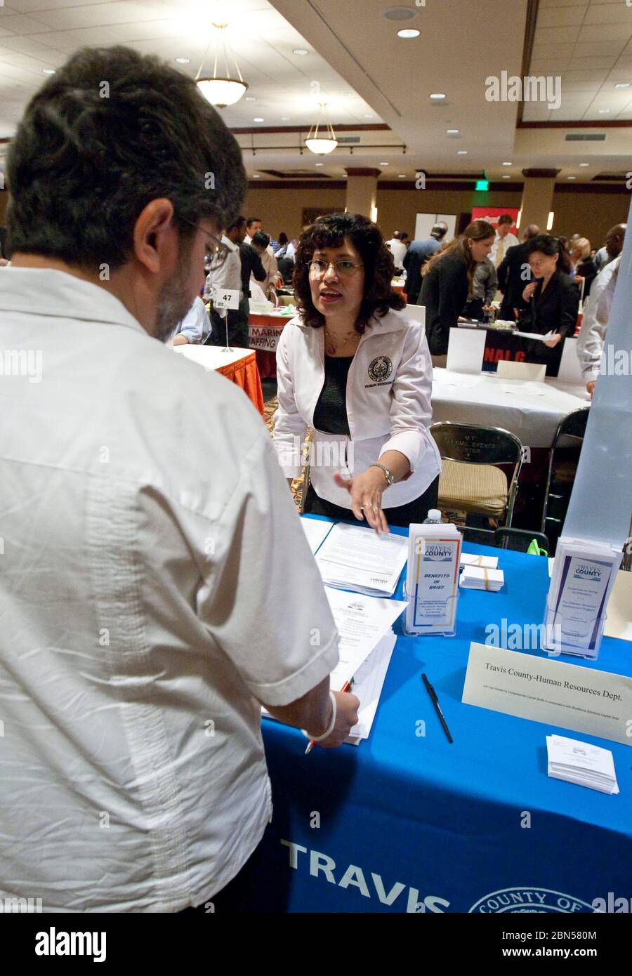 Austin, Texas USA, 10 aprile 2012: I cercatori di lavoro si affollano alla fiera del lavoro, pronti a compilare le domande di impiego e presentare i resumes per i datori di lavoro potenziali. ©Marjorie Kamys Cotera/Daemmrich Photography Foto Stock