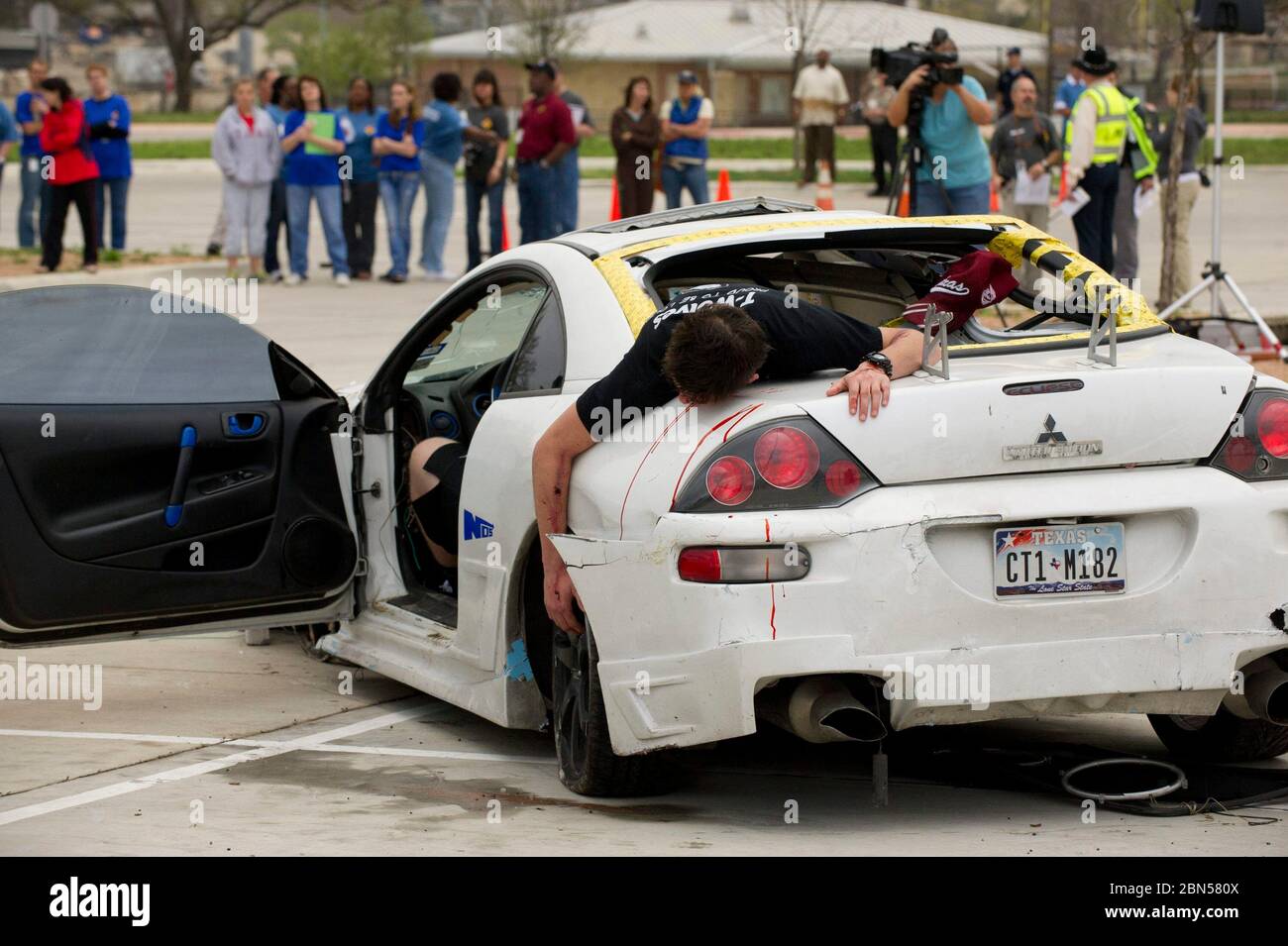 Austin Texas USA, marzo 8 2012: Gli studenti delle scuole superiori guardano come il personale delle forze dell'ordine, i soccorritori e i volontari degli studenti creano il docudramma "Shattered Dreams", dove un incidente automobilistico simulato che coinvolge gli adolescenti dimostra le conseguenze mortali del consumo di alcolici e della guida da parte di minori. ©Bob Daemmrich Foto Stock