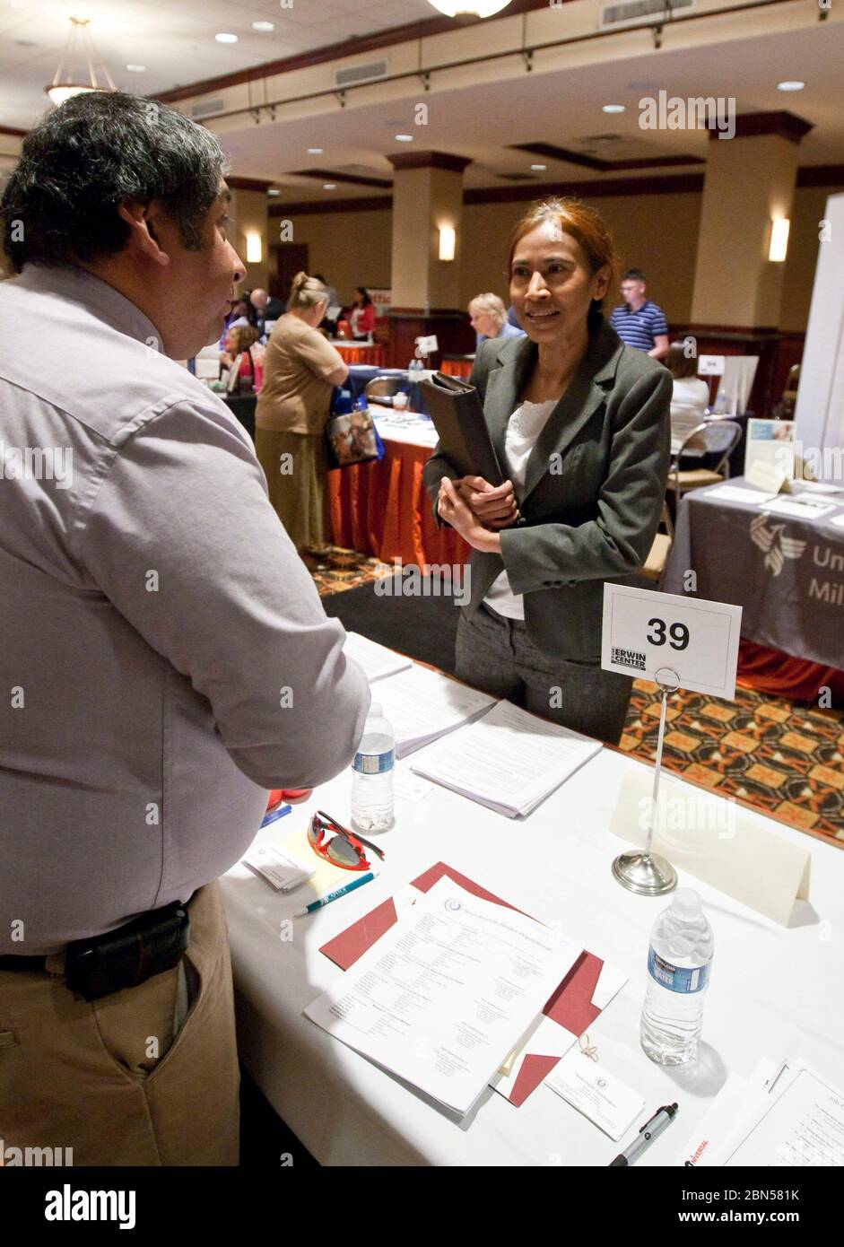 Austin, Texas USA, 10 aprile 2012: I cercatori di lavoro si affollano alla fiera del lavoro, pronti a compilare le domande di impiego e presentare i resumes per i datori di lavoro potenziali. ©Marjorie Kamys Cotera/Daemmrich Photography Foto Stock