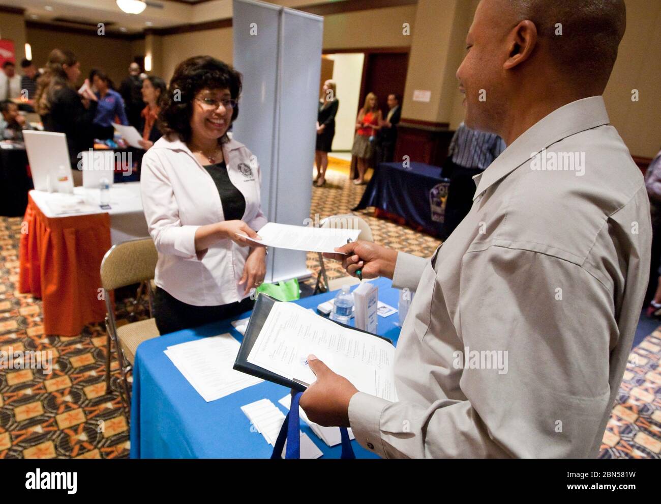 Austin, Texas USA, 10 aprile 2012: I cercatori di lavoro si affollano alla fiera del lavoro, pronti a compilare le domande di impiego e presentare i resumes per i datori di lavoro potenziali. ©Marjorie Kamys Cotera/Daemmrich Photography Foto Stock