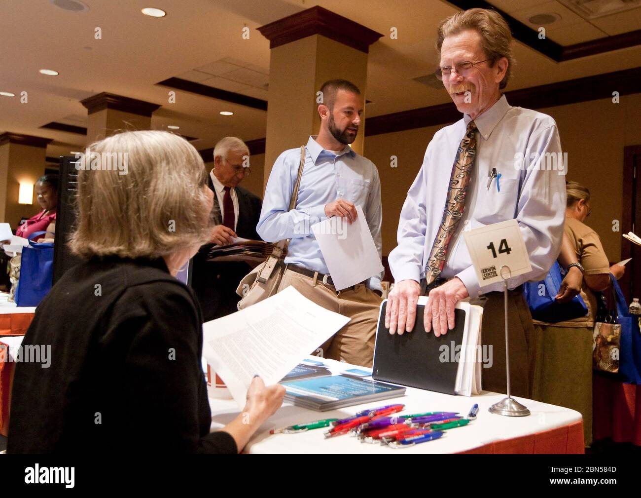 Austin, Texas USA, 10 aprile 2012: I cercatori di lavoro si affollano alla fiera del lavoro, pronti a compilare le domande di impiego e presentare i resumes per i datori di lavoro potenziali. ©Marjorie Kamys Cotera/Daemmrich Photography Foto Stock